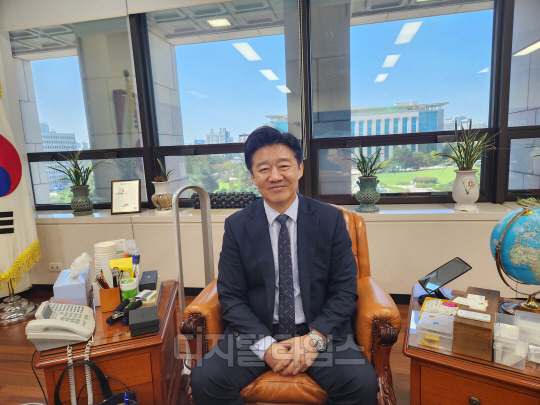 박상철 국회입법조사처장이 서울 여의도에 위치한 국회입법조사처 사무실에서 기자와 인터뷰하고 있다. [윤선영 기자]